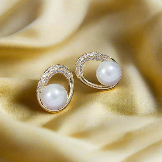 Oval Shaped Clover Pearl Earrings